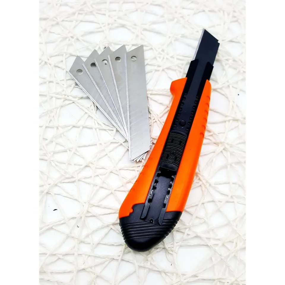 DAO RỌC GIẤY BẢN RỘNG 18MM TẶNG KÈM HỘP 5 LƯỠI KAPUSI K-8745
